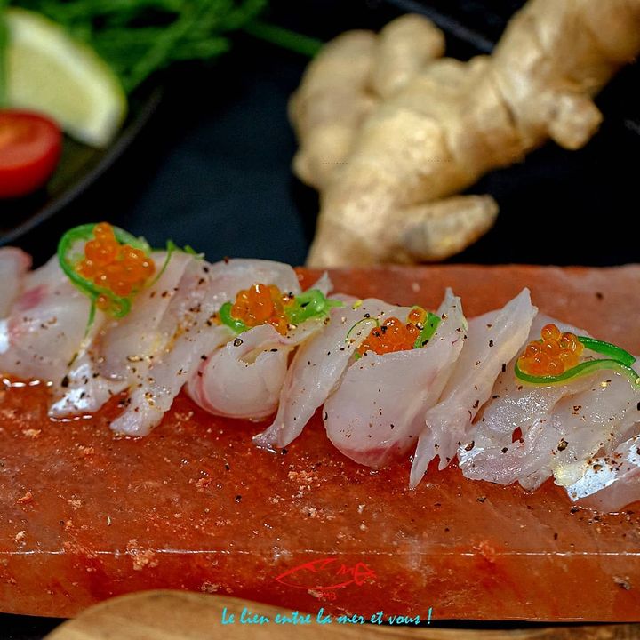 Sashimi de dorade sur pierre de sel .
Www.fmbmonaco.com 
#foodsecurity #delivery #yachtchef #cheflife #wholesaler #bestfish #sashimi #monaco🇮🇩 #monacolife #traçabilité #poissonnerie