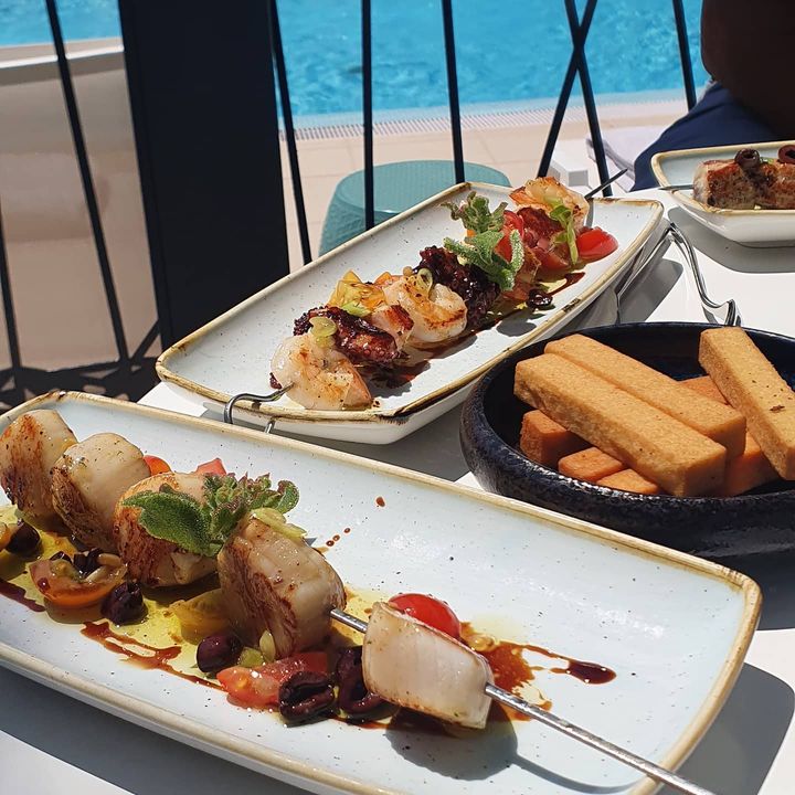 Déjeuner brochettes au restaurant Azzurra kitchen en plein cœur de Monaco au bord de la piscine . Tout simplement délicieux .#monacolife FMB Monaco  #bestquality #fredramos #novotel #goodfood #monacolife
